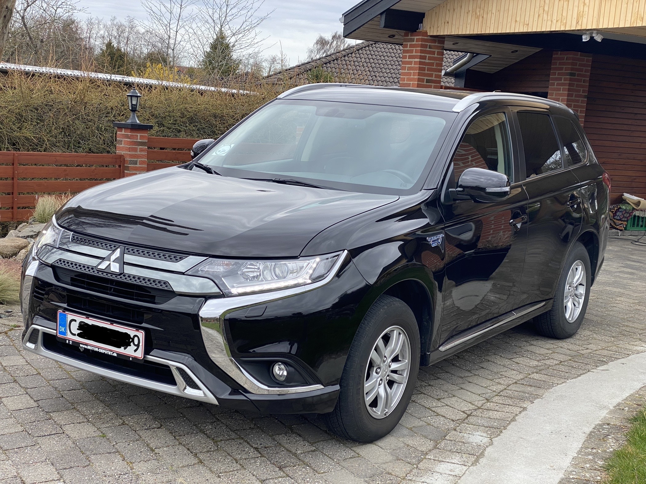 Sort Mitsubishi Outlander fra 2020