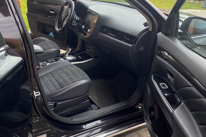 Sort Mitsubishi Outlander fra 2020