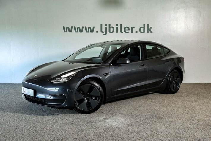 Grå Tesla Model 3 fra 2022