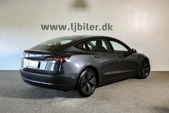 Grå Tesla Model 3 fra 2022