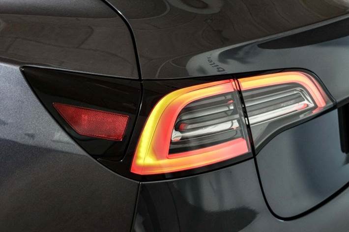 Grå Tesla Model 3 fra 2022