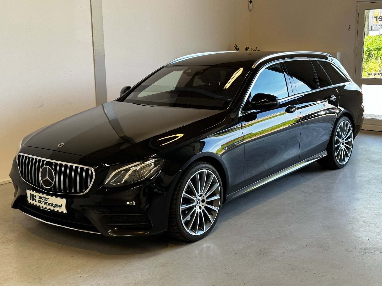 Sort Mercedes E220 d fra 2017