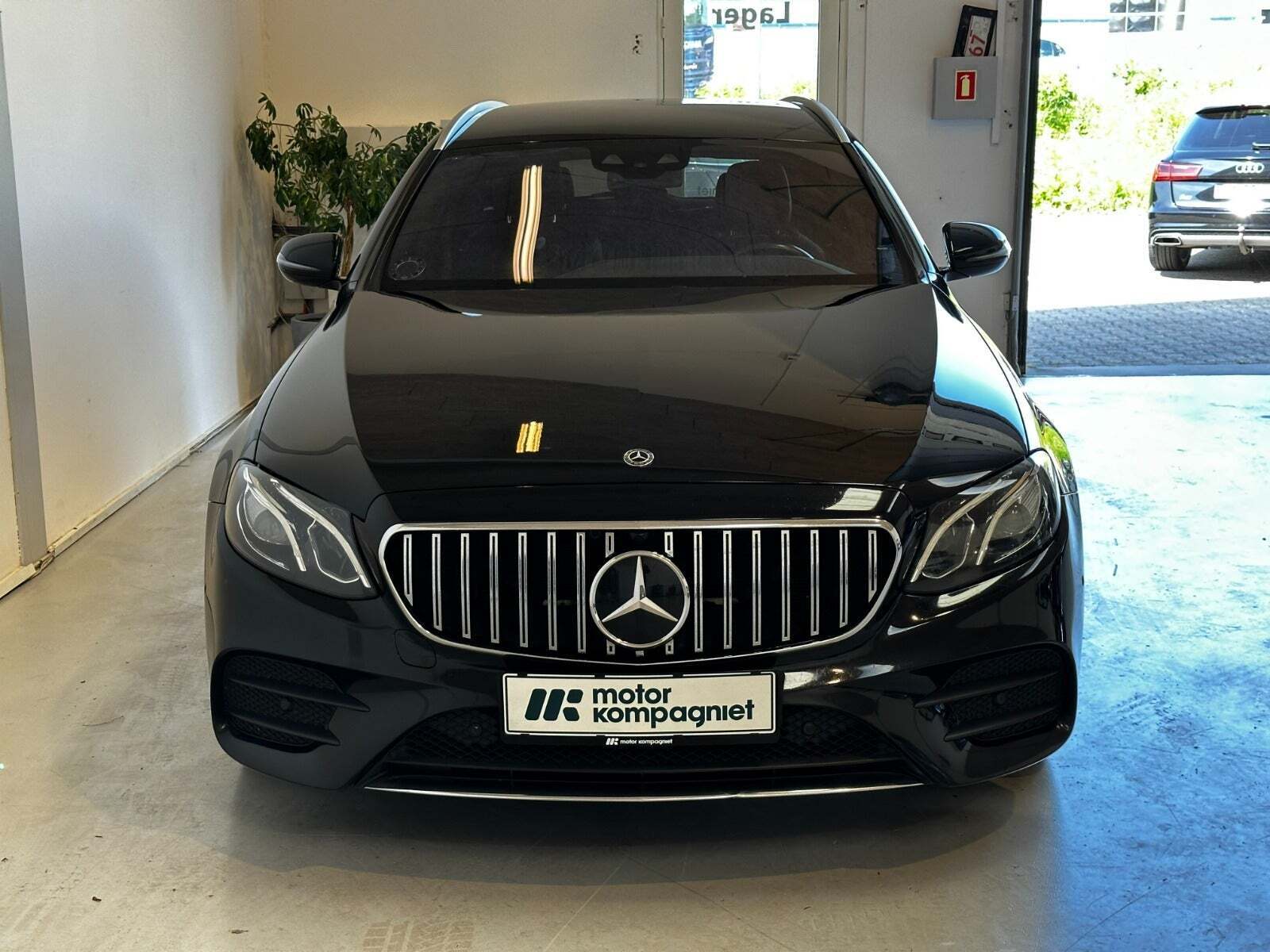 Sort Mercedes E220 d fra 2017