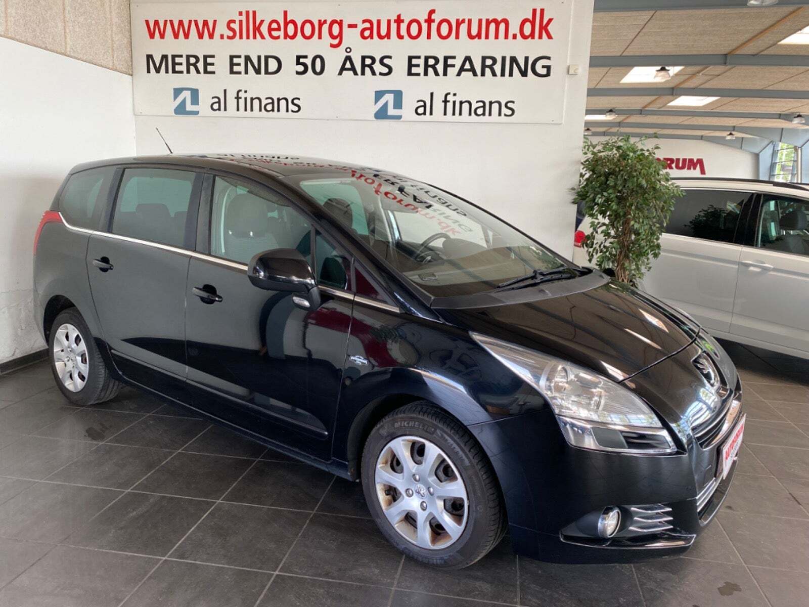 Grå Peugeot 5008 fra 2010