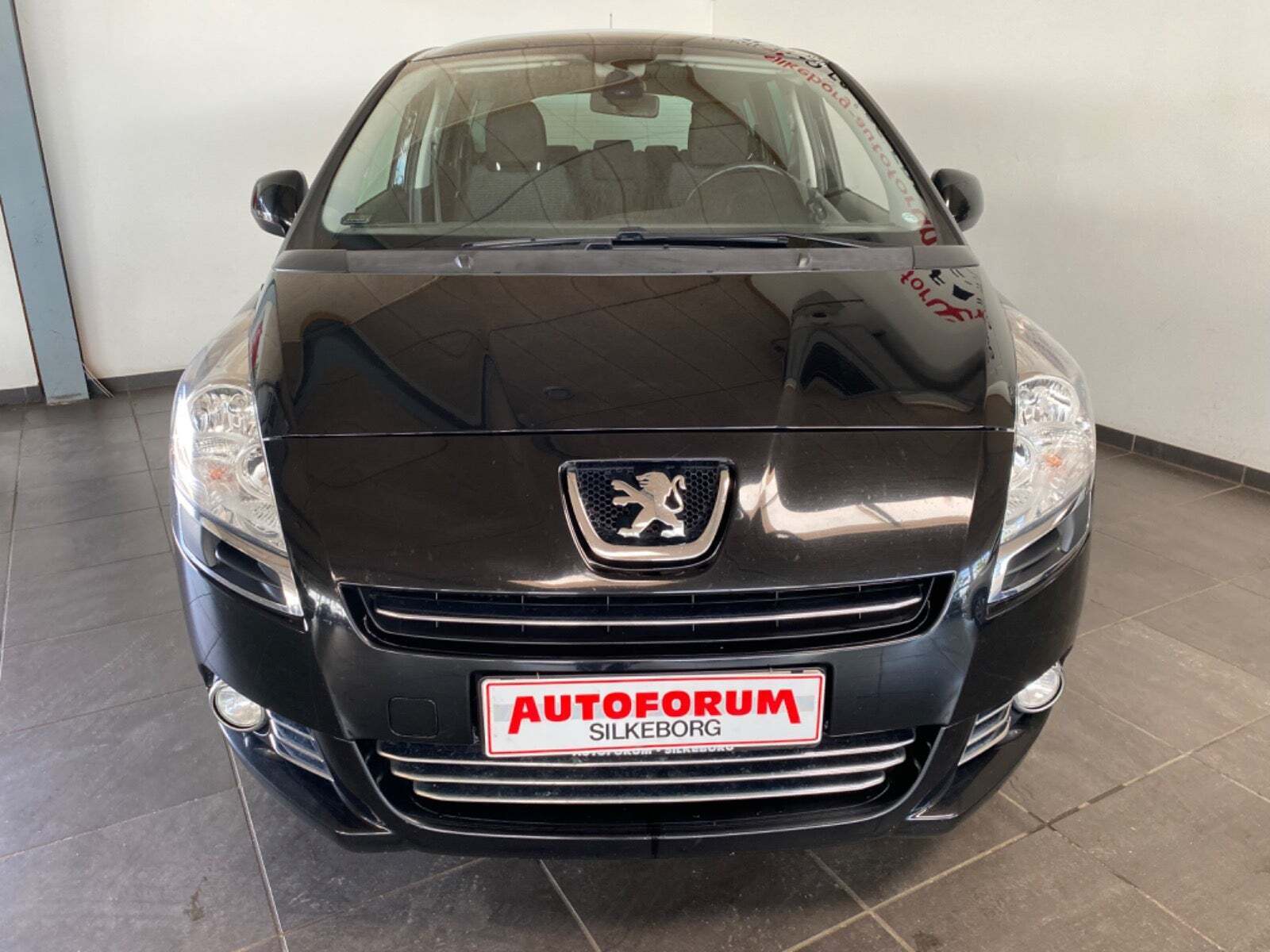 Grå Peugeot 5008 fra 2010