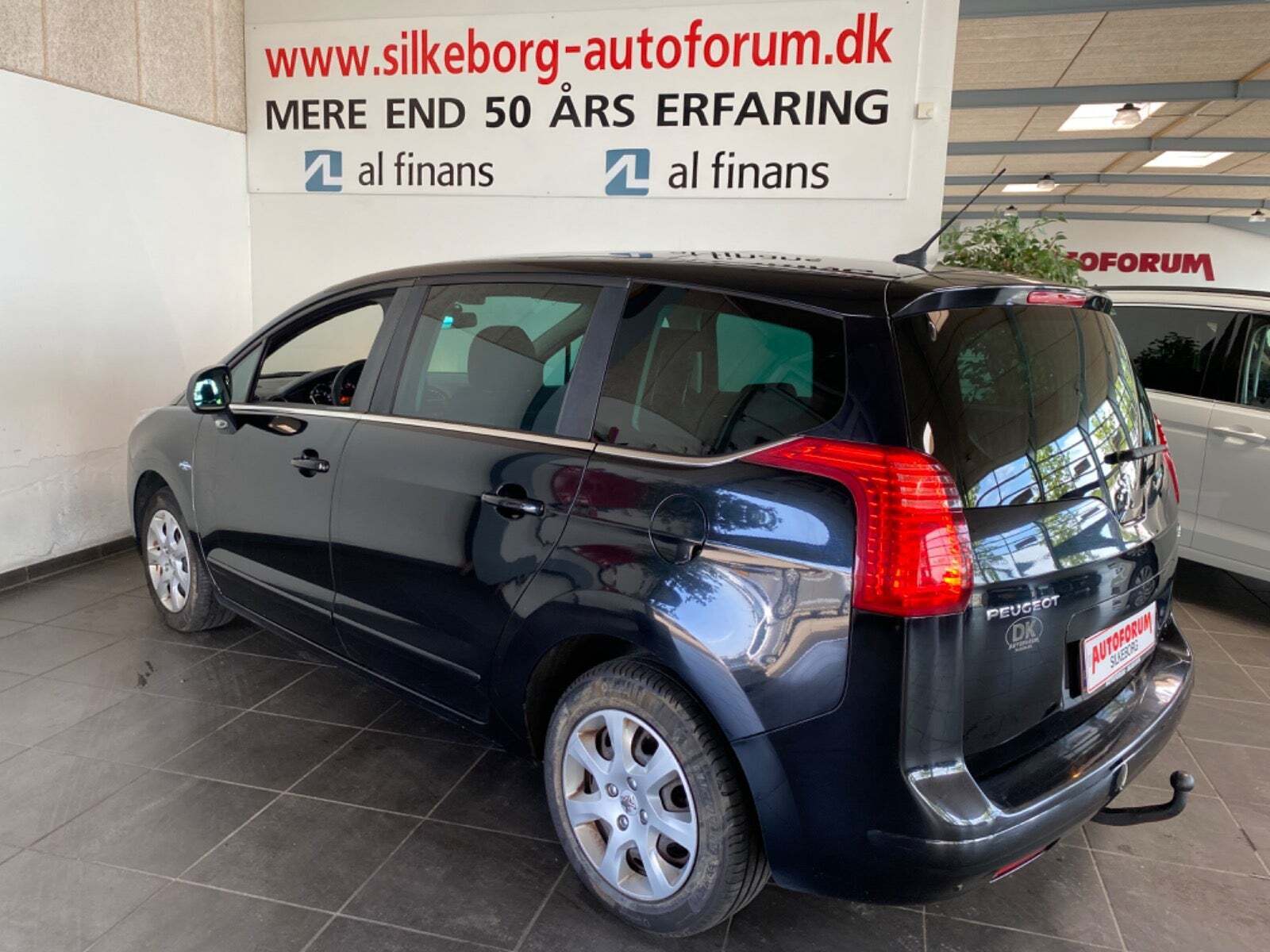 Grå Peugeot 5008 fra 2010