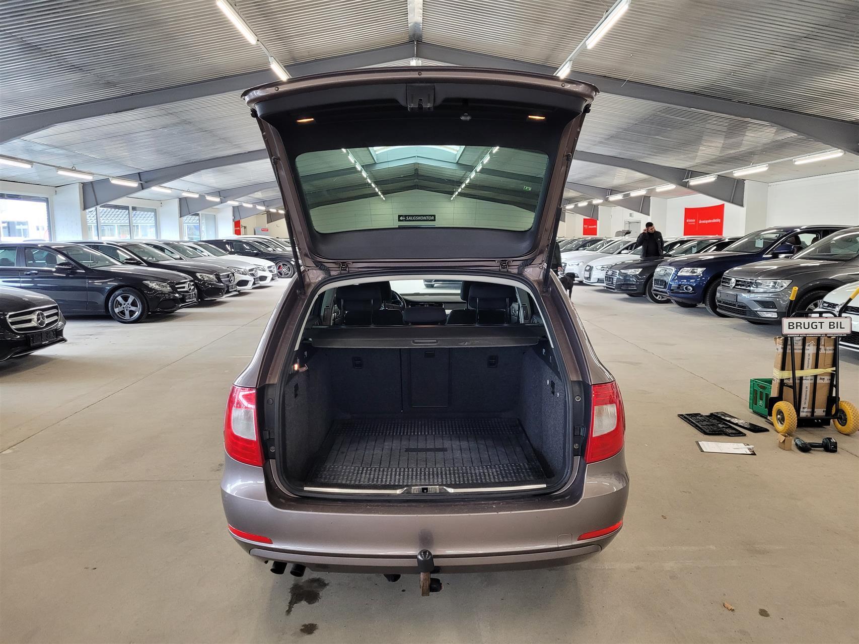 Brun Skoda Superb fra 2012