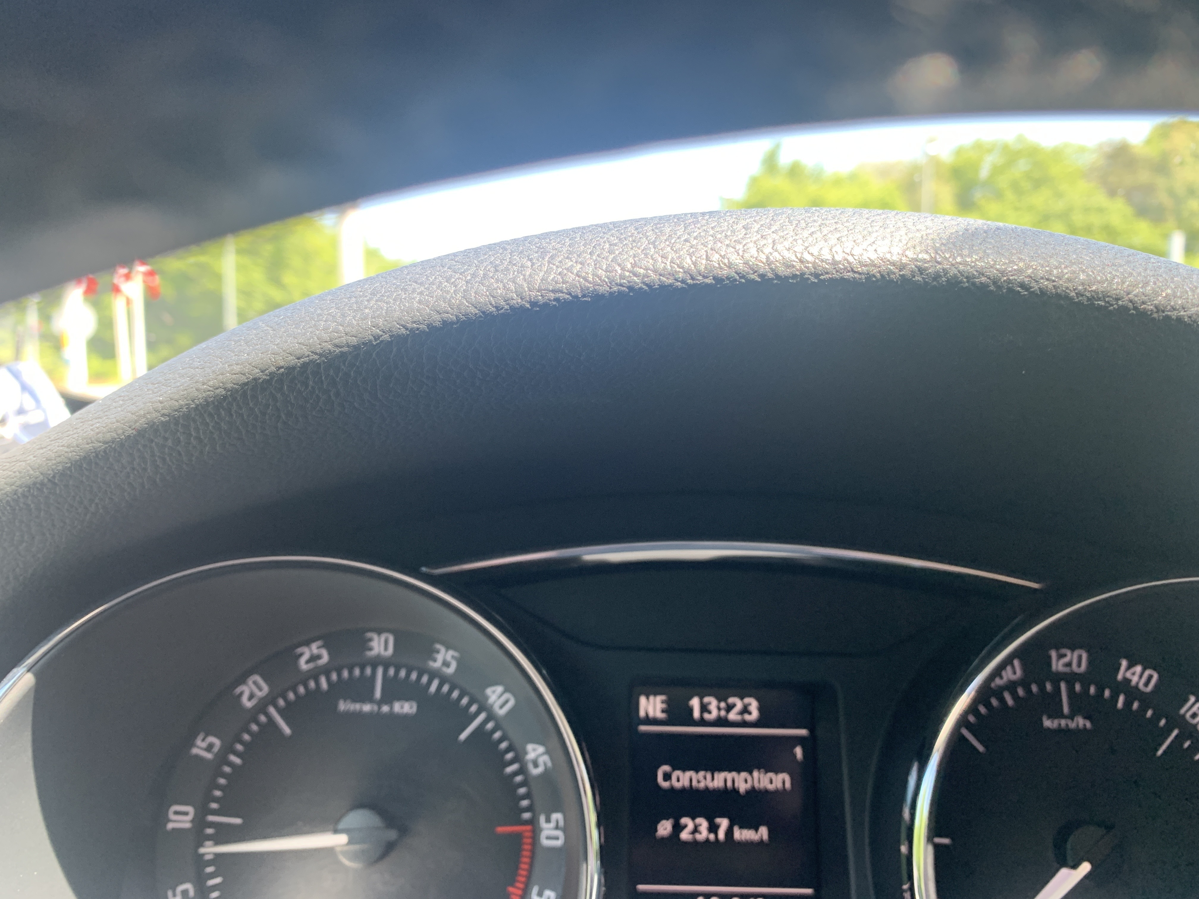 Grå Skoda Superb fra 2012