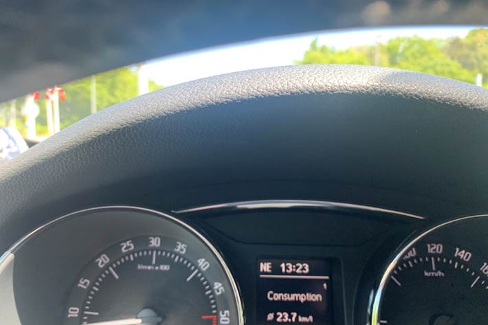 Grå Skoda Superb fra 2012