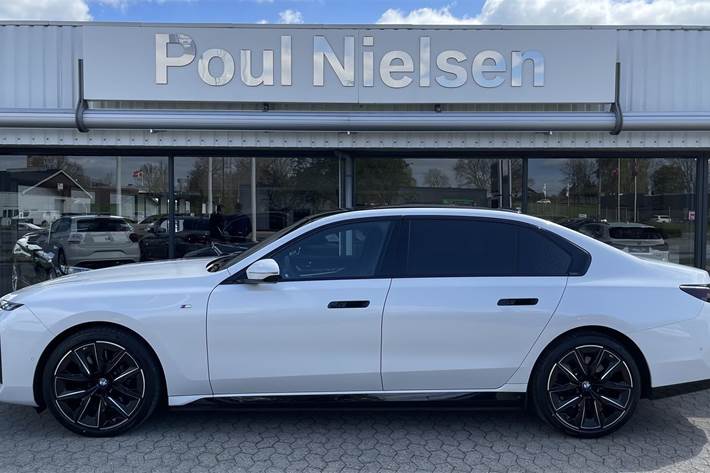 Hvid BMW i7 fra 2022
