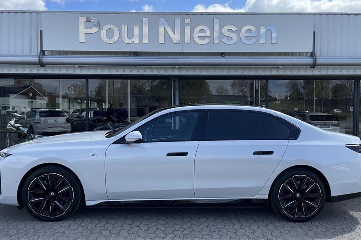 Hvid BMW i7 fra 2022