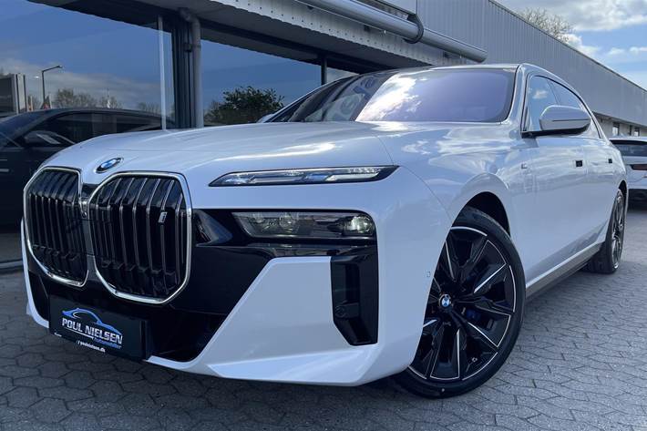 Hvid BMW i7 fra 2022