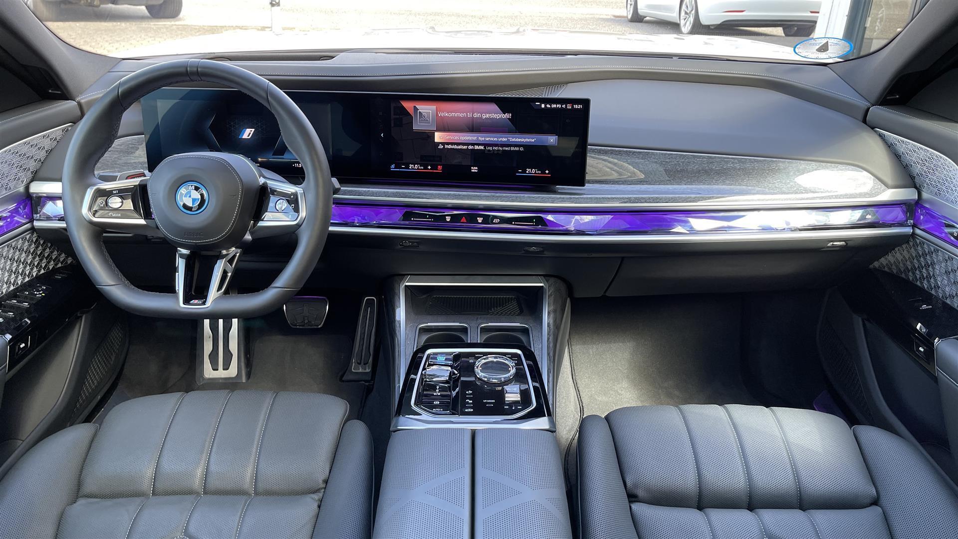 Hvid BMW i7 fra 2022