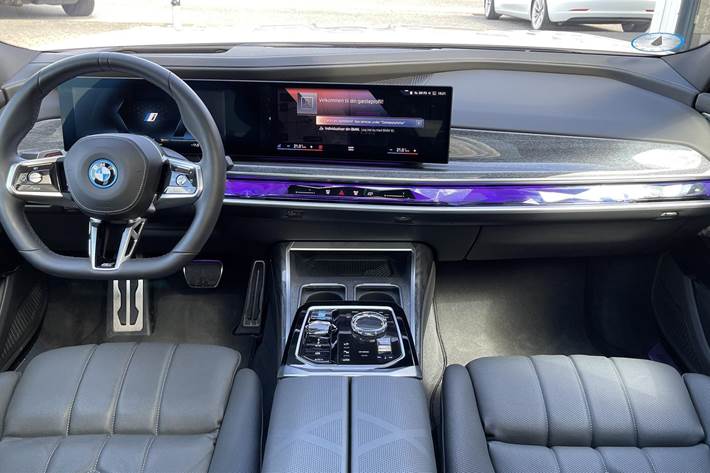 Hvid BMW i7 fra 2022