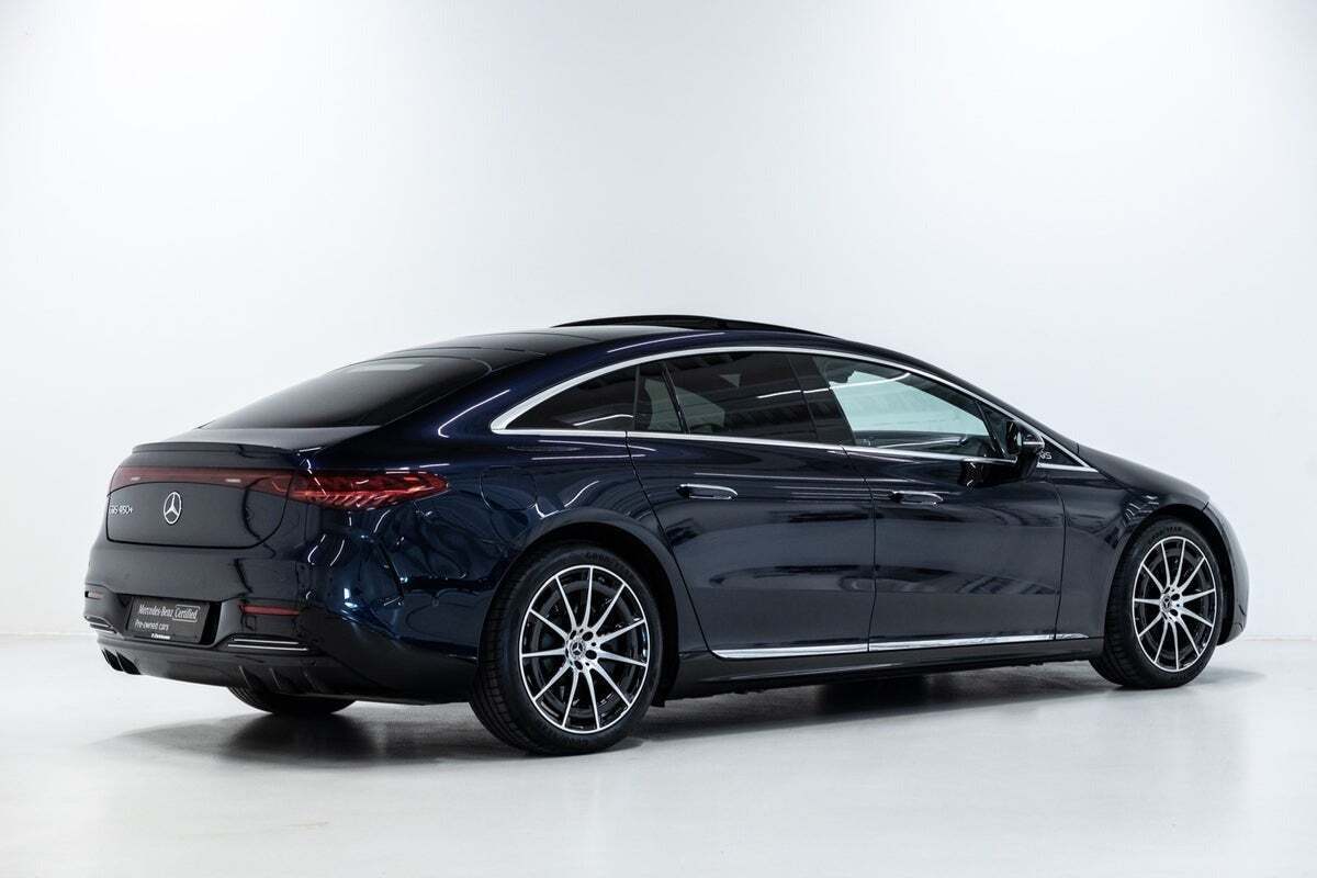 Blå Mercedes EQS450+ fra 2022