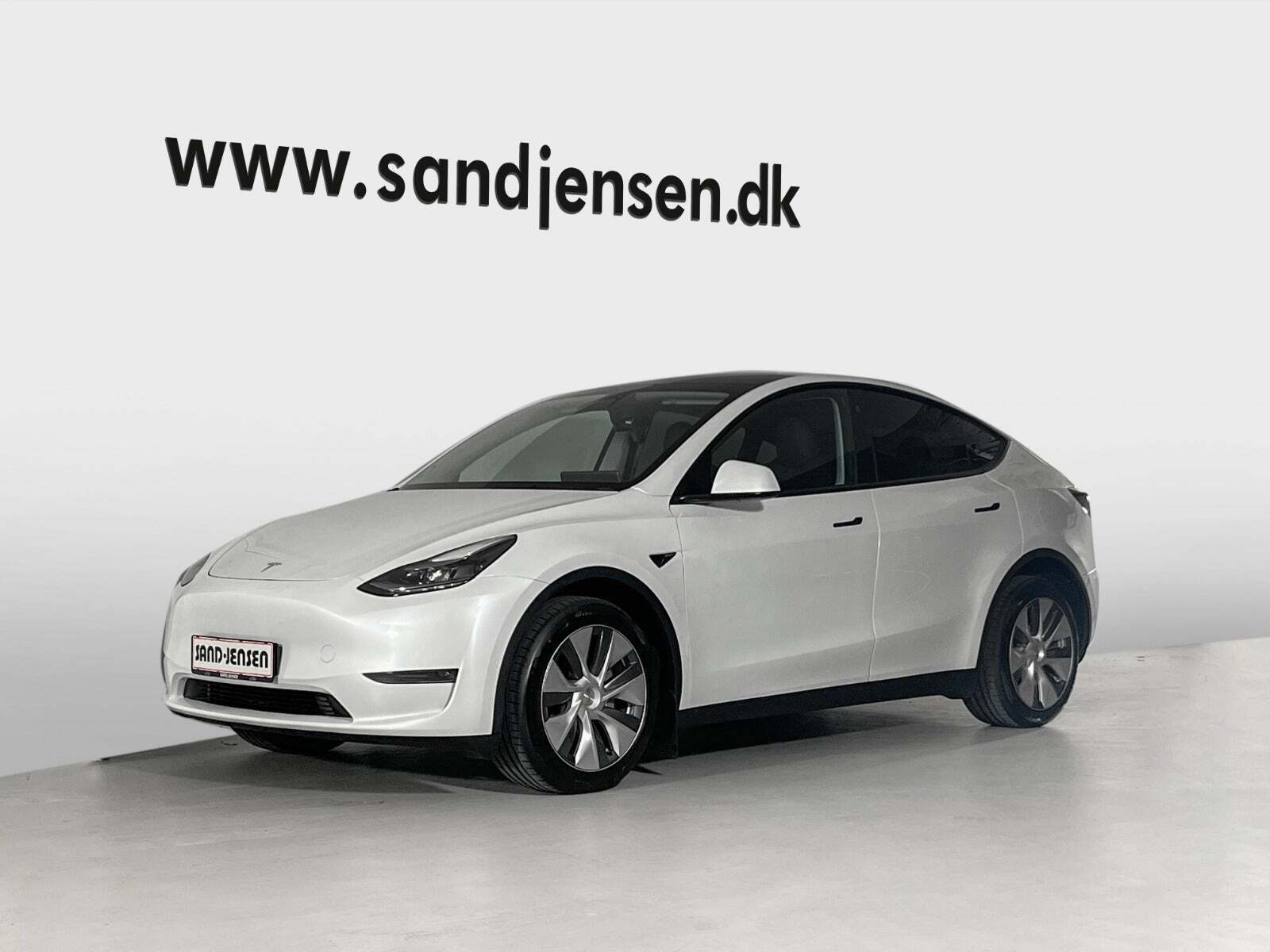 Hvid Tesla Model Y fra 2022
