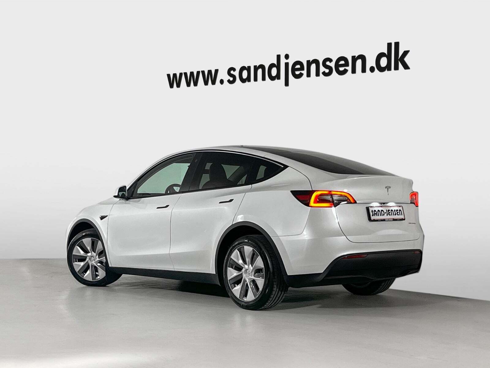 Hvid Tesla Model Y fra 2022