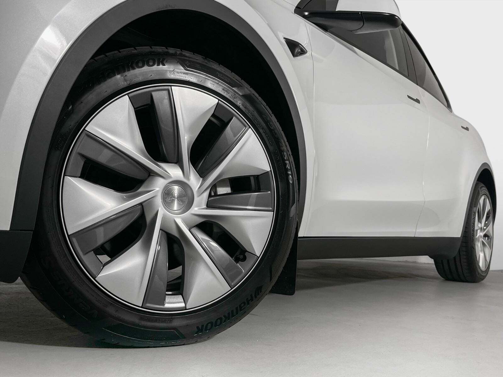 Hvid Tesla Model Y fra 2022