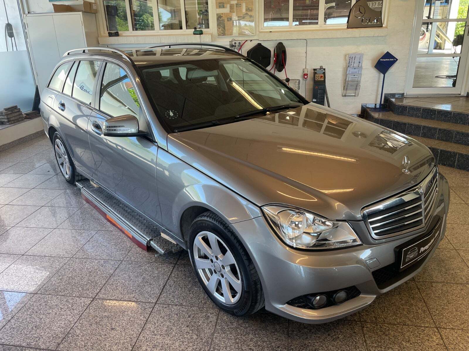 Grå Mercedes C220 fra 2013