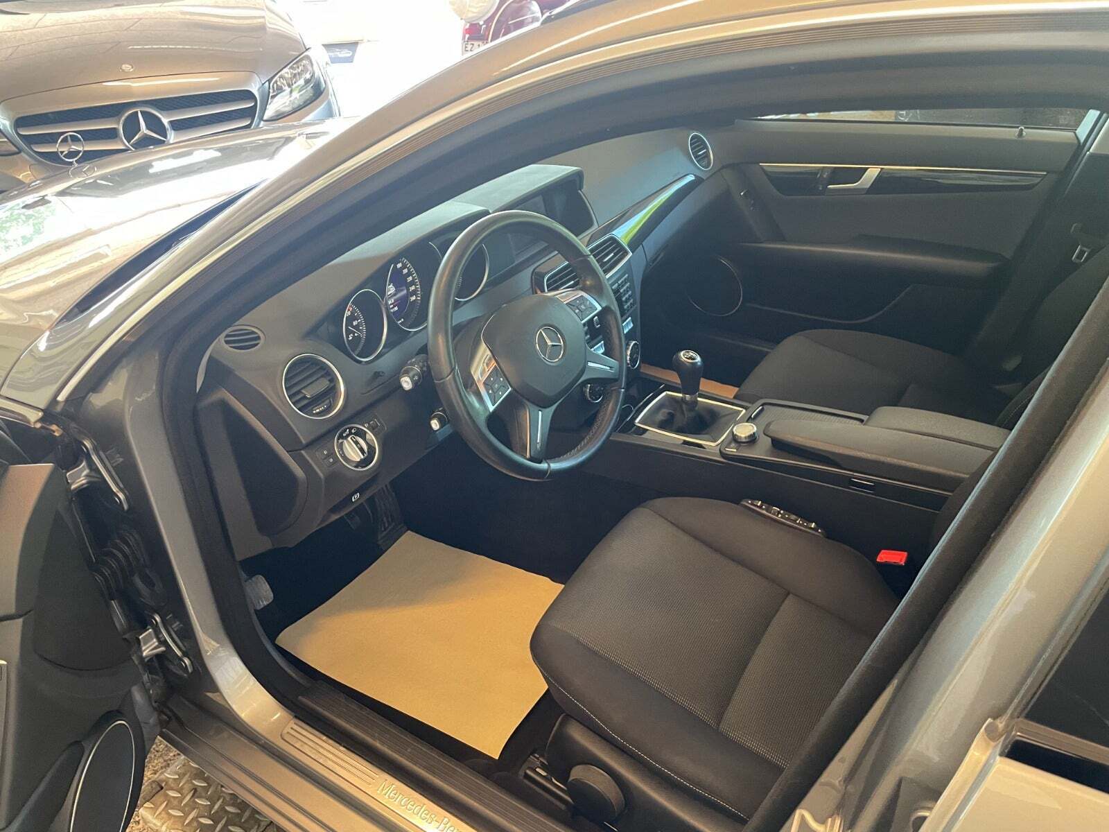 Grå Mercedes C220 fra 2013