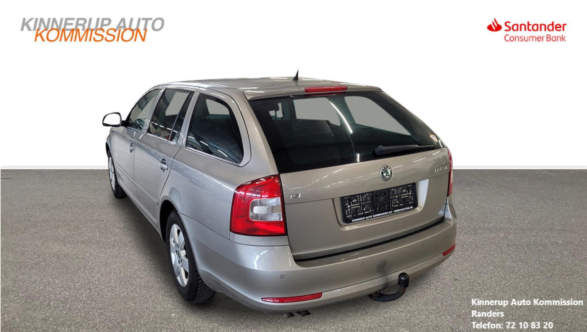 Beige Skoda Octavia fra 2010