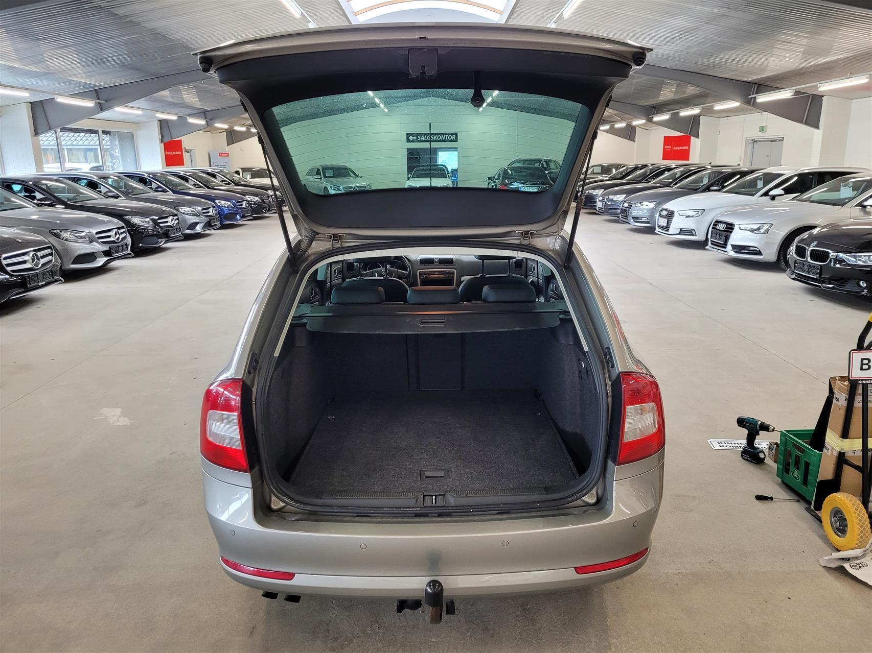 Beige Skoda Octavia fra 2010