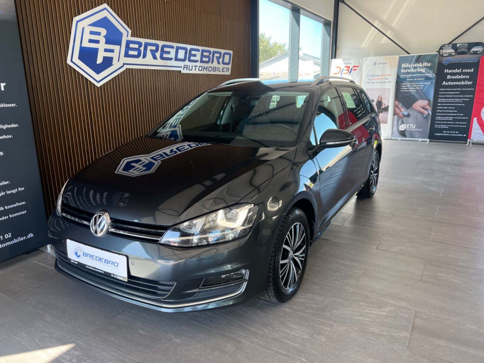 Grå VW Golf VII fra 2017