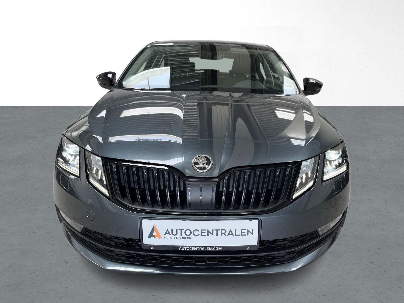 Grå Skoda Octavia fra 2020