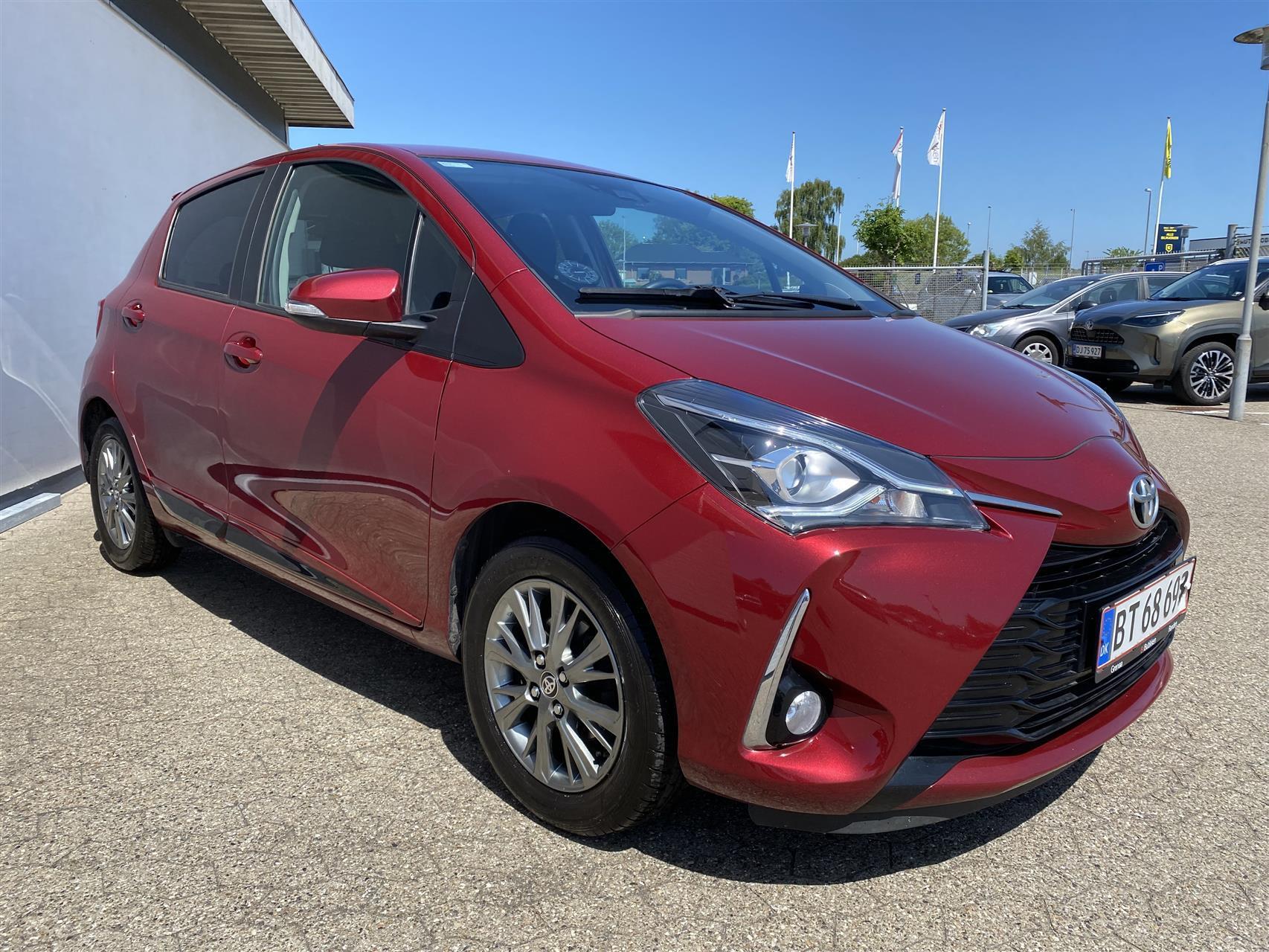 Rød Toyota Yaris fra 2017