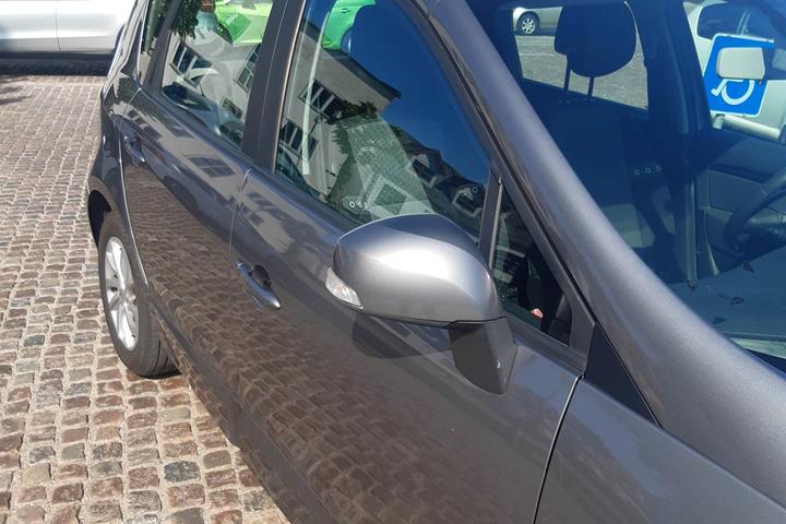 Grå Renault Scenic III fra 2012