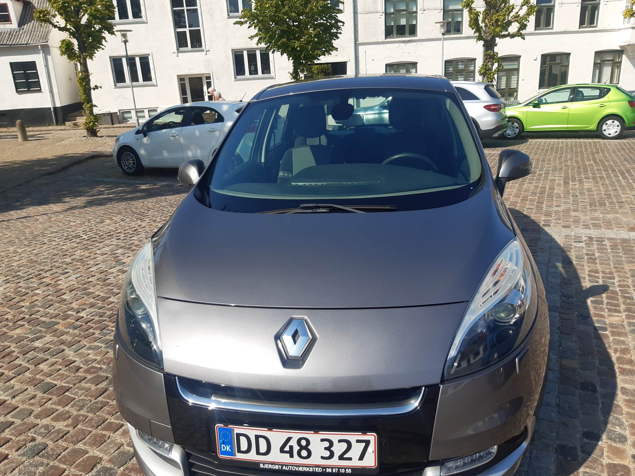 Grå Renault Scenic III fra 2012