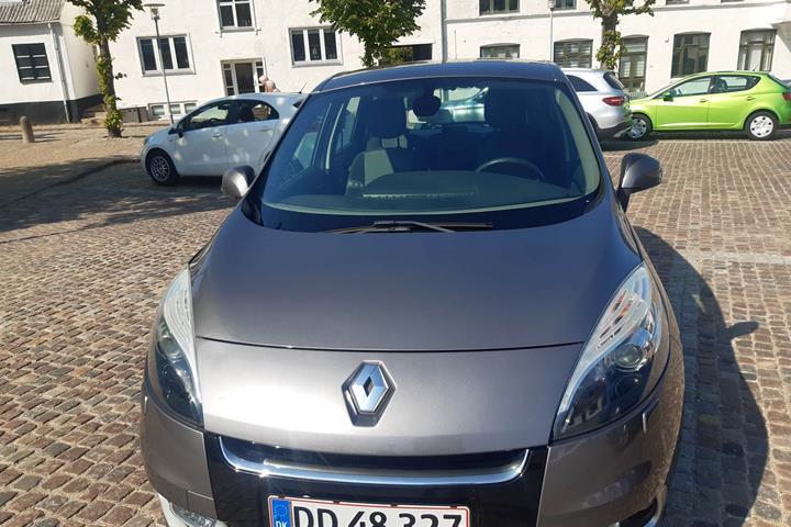 Grå Renault Scenic III fra 2012