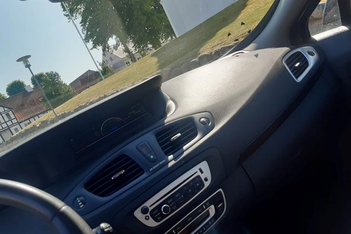 Grå Renault Scenic III fra 2012