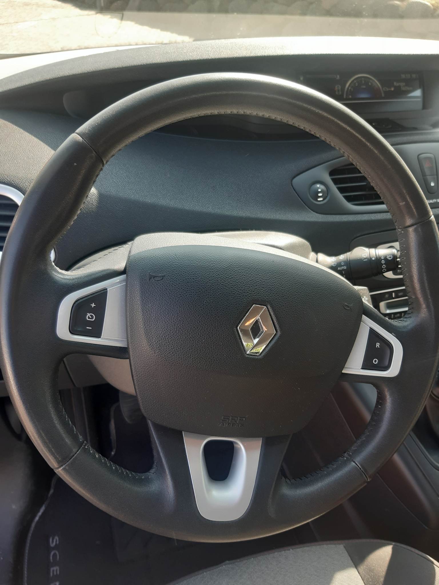 Grå Renault Scenic III fra 2012