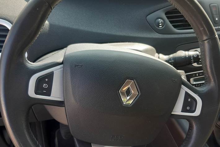 Grå Renault Scenic III fra 2012