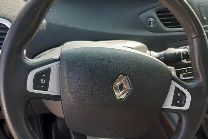 Grå Renault Scenic III fra 2012