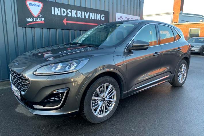 Grå Ford Kuga fra 2020 set udefra