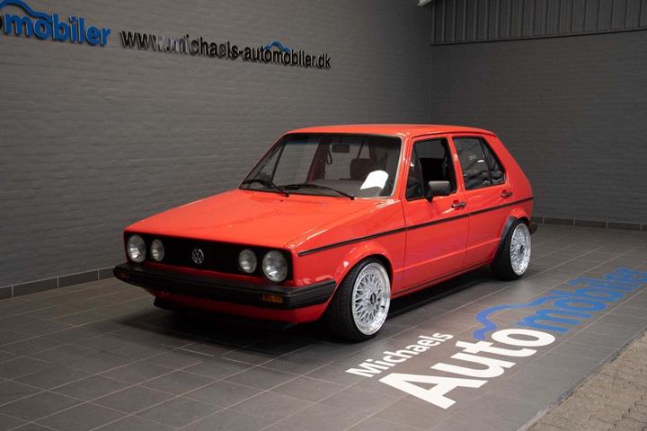 Rød VW Golf I fra 1983 set udefra