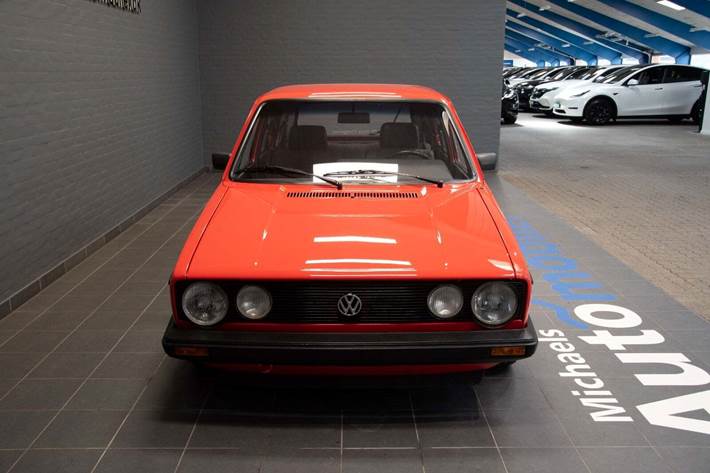 Rød VW Golf I fra 1983 set udefra