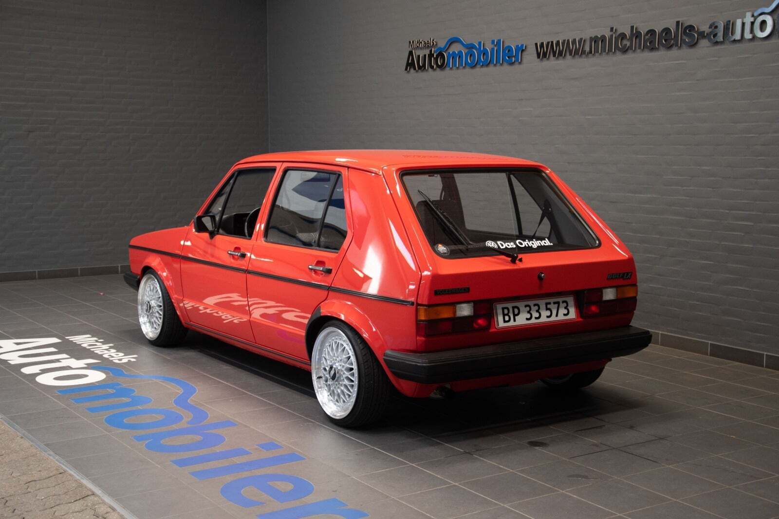Rød VW Golf I fra 1983 set udefra