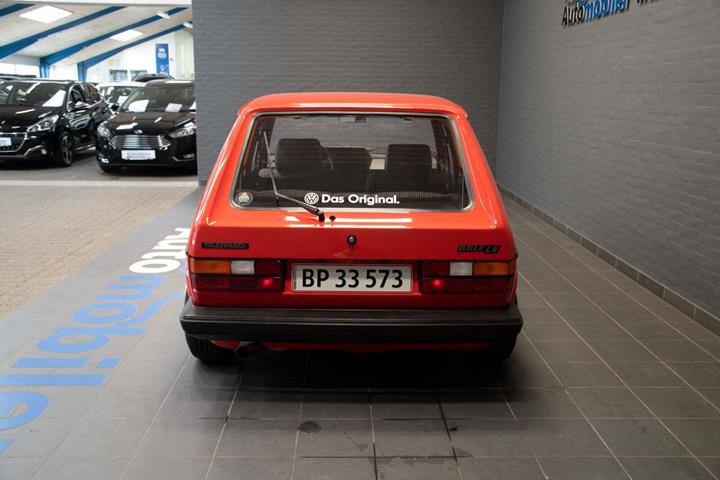 Rød VW Golf I fra 1983 set udefra