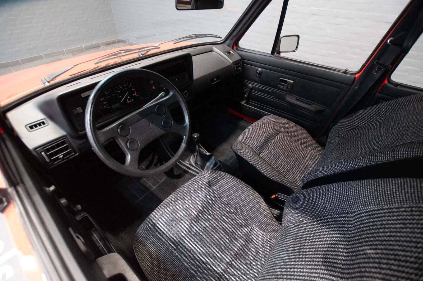 Rød VW Golf I fra 1983 set indefra