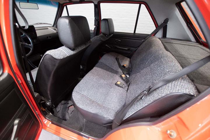 Rød VW Golf I fra 1983 set indefra