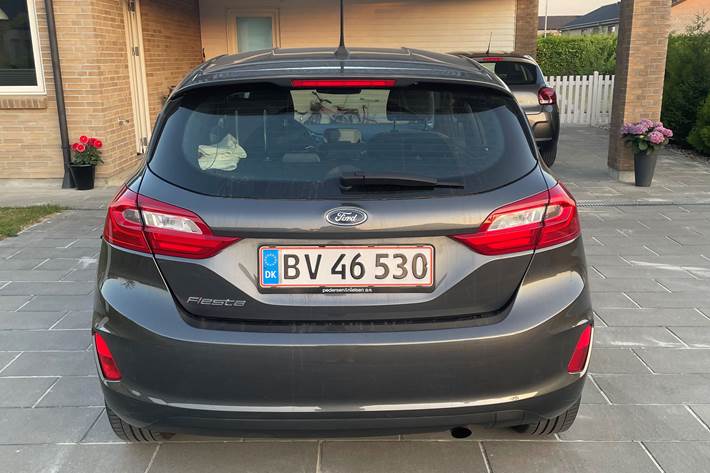 Grå Ford Fiesta fra 2017