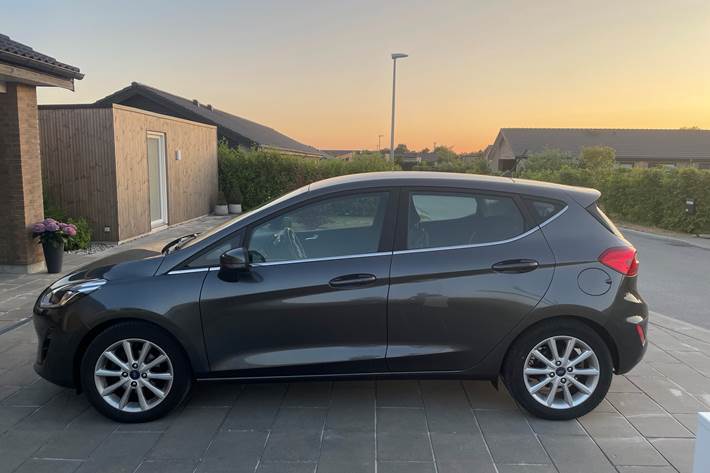 Grå Ford Fiesta fra 2017