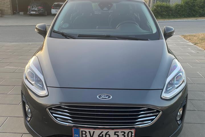 Grå Ford Fiesta fra 2017