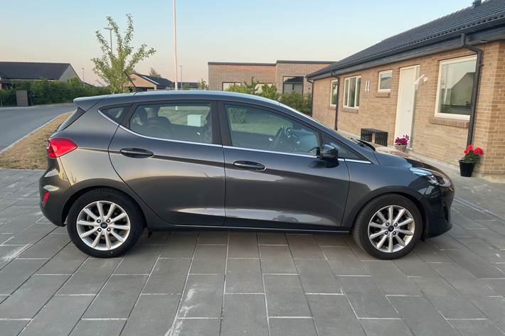 Grå Ford Fiesta fra 2017