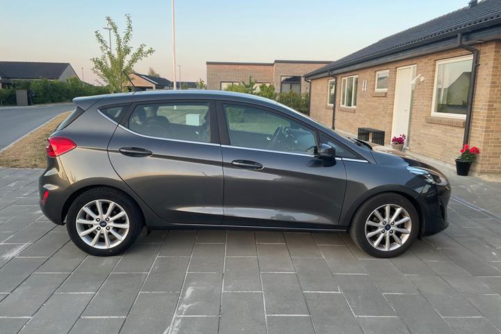 Grå Ford Fiesta fra 2017