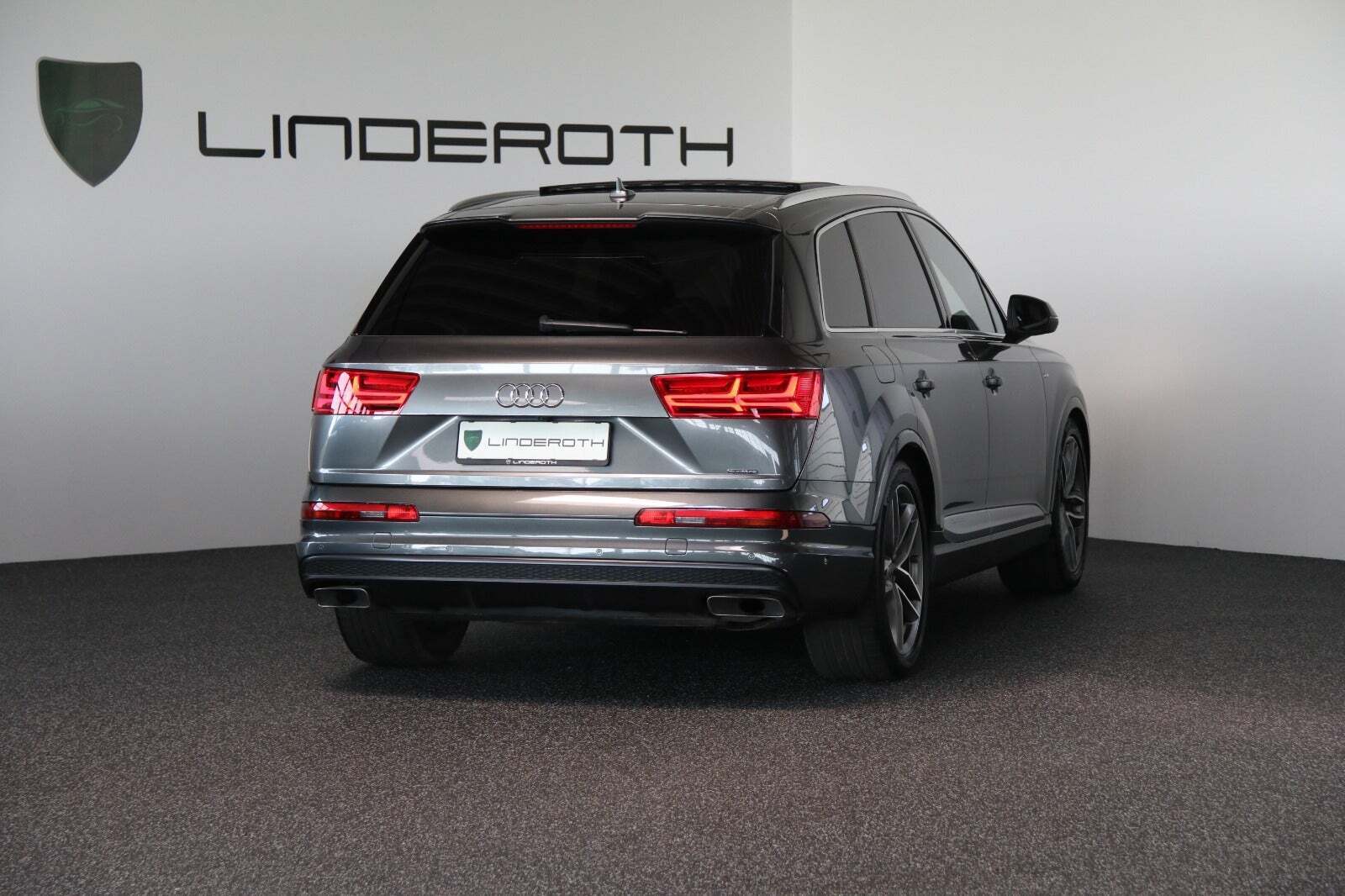 Grå Audi Q7 fra 2016
