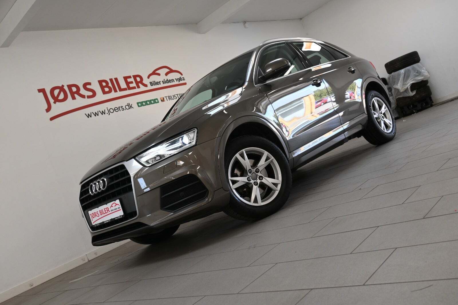 Beige Audi Q3 fra 2016 set udefra